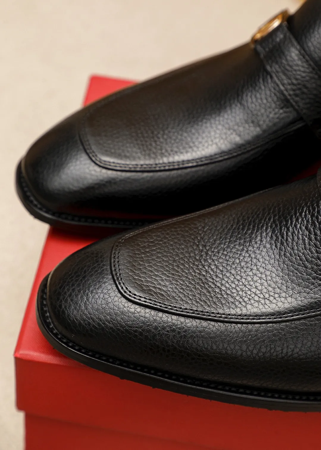 Men's shoes 💰460 💐 Product trademark: Ferragamo "Ferragamo" casual leather shoes Regular size: 38-44 (45.46🉑️customized) Product materials: Selected imported first-layer pebbled cowhide leather upper + luxury hardware buckle, imported water-dyed cowhide leather lining. Strong three-dimensional visual effect, original outsole color: 2 colors available